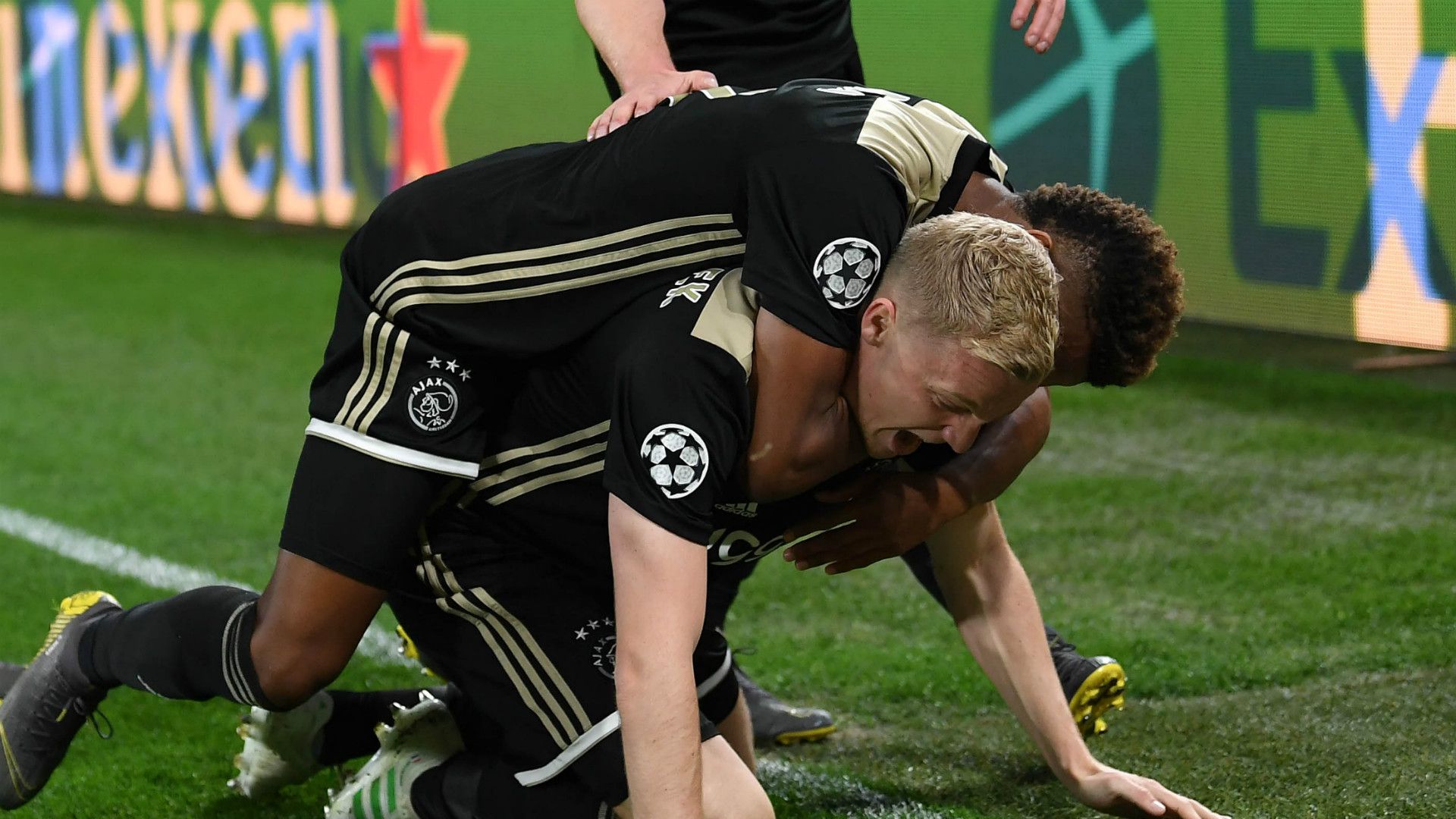 Donny van de Beek Ajax 2018-19