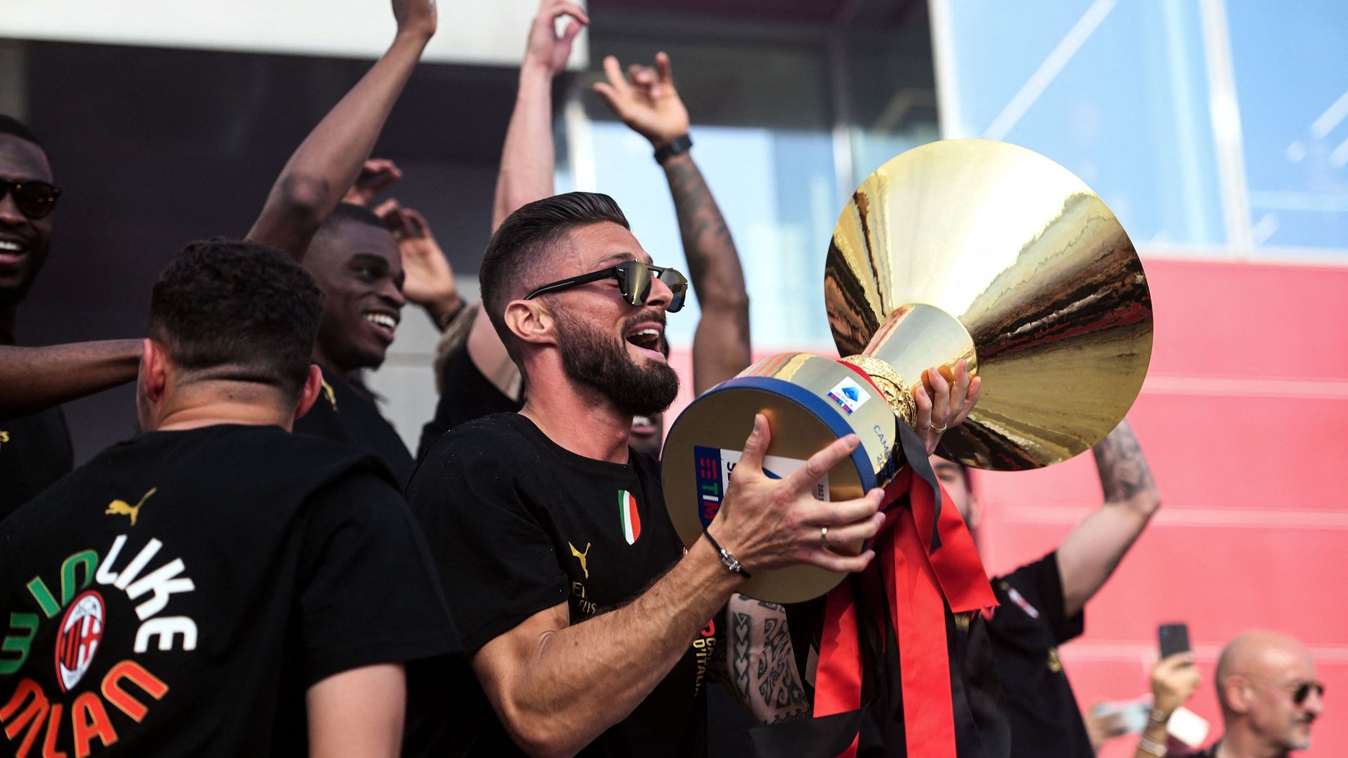 Milan party Scudetto Giroud