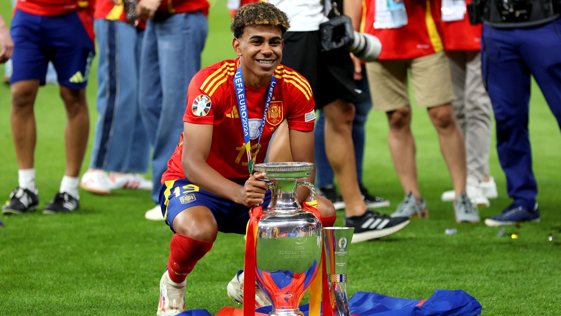Lamine Yamal Euro 2024 trophy
