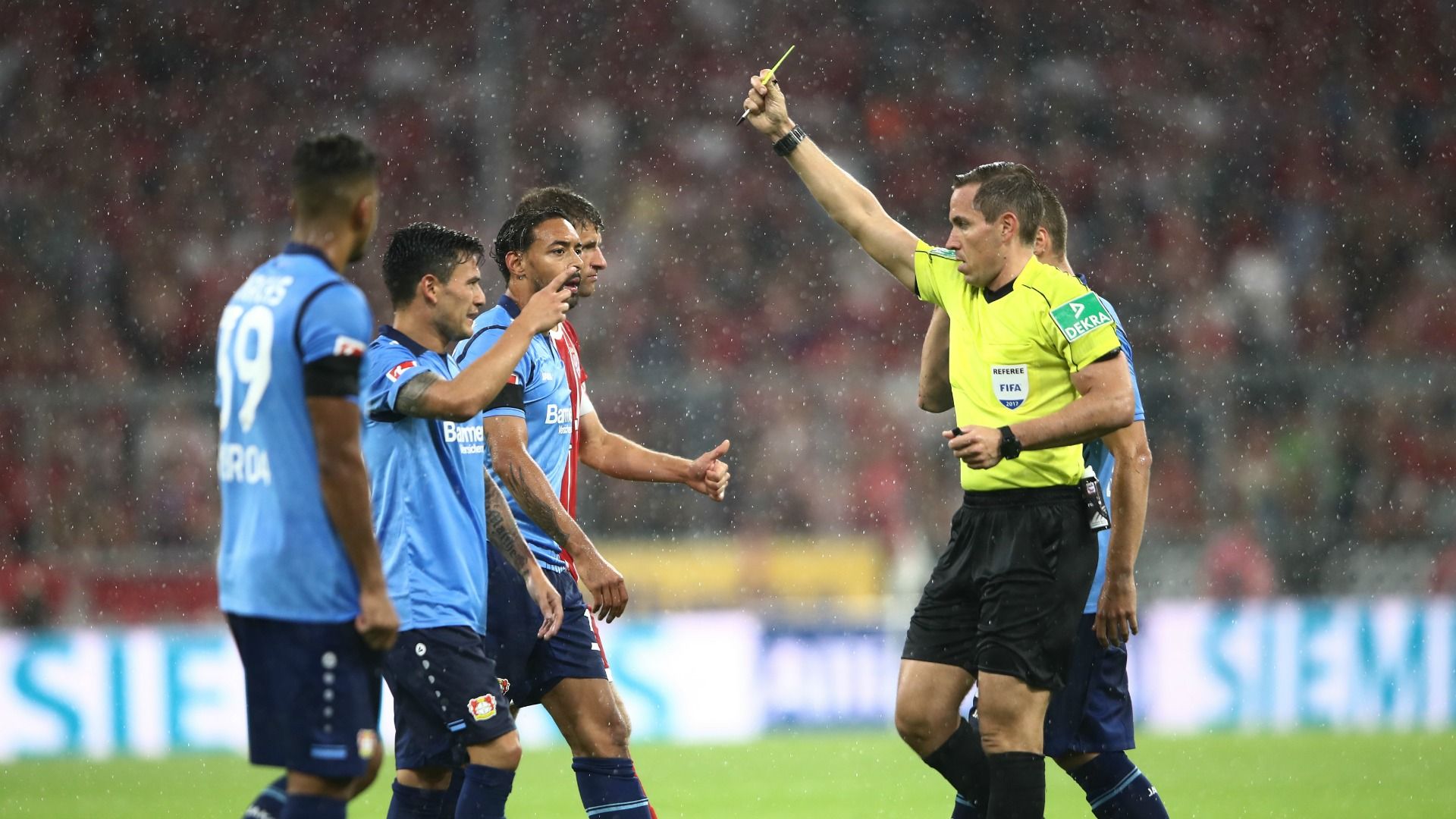 Charles Aránguiz Bayern Bayer Leverkusen 180817