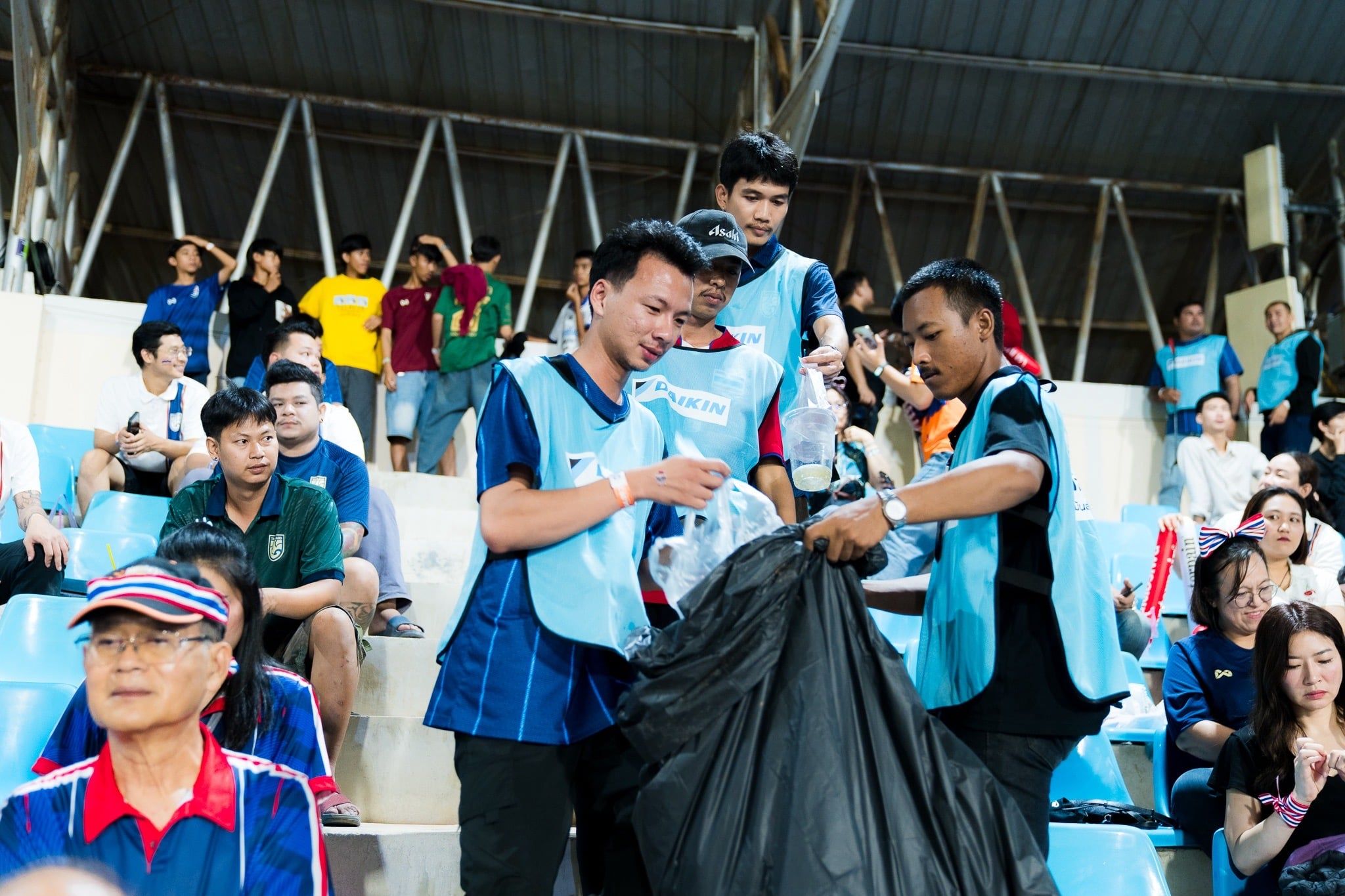 ไดกิ้น ‘We Cheer We Care’