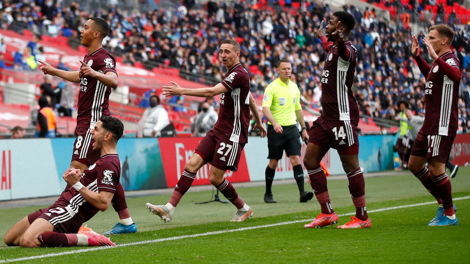 Leicester celebrating Youri Tielemans goal 2020-21