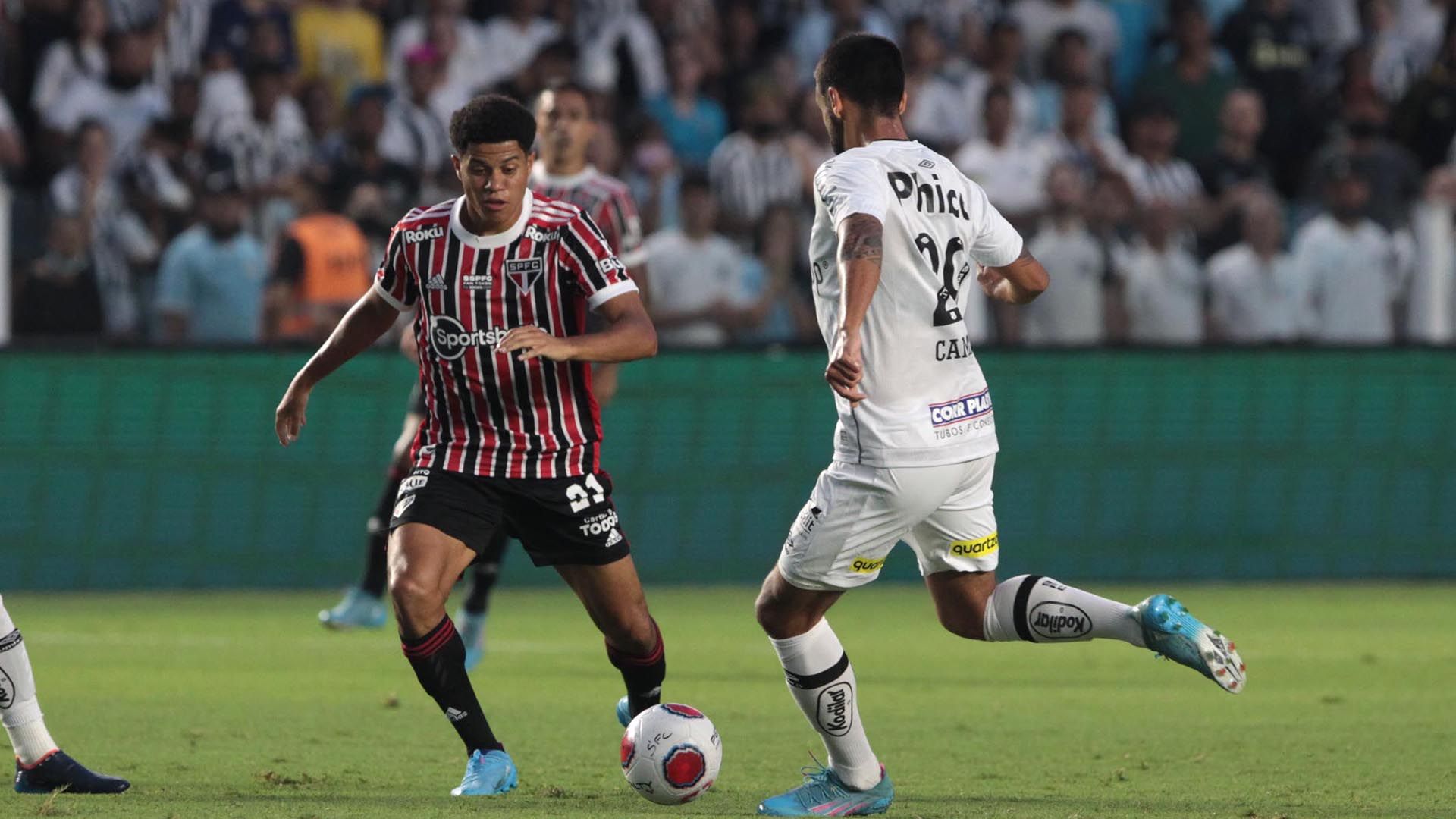 Gabriel Sara e Camacho disputam bola em Santos x São Paulo
