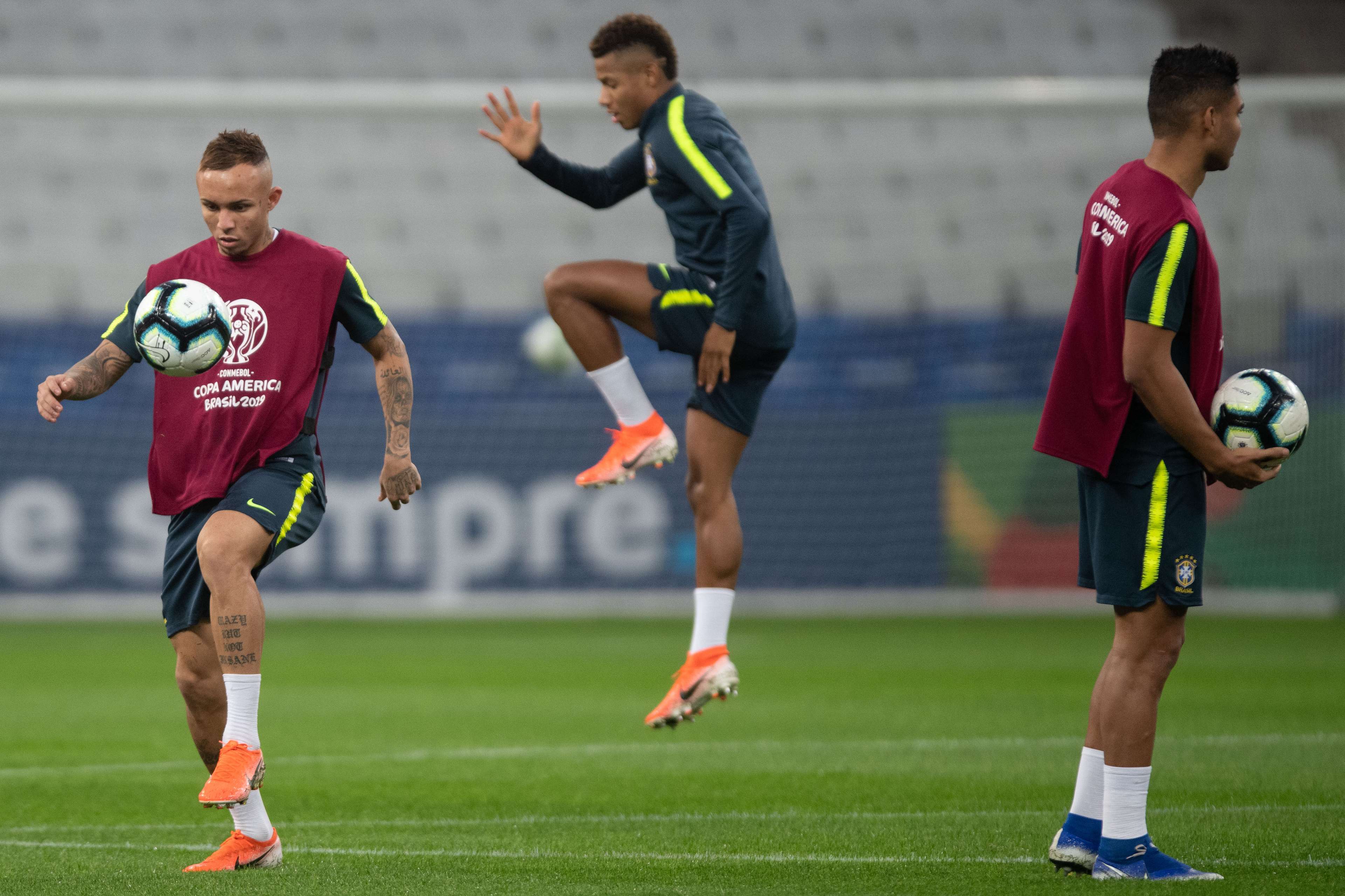 Everton treina com a seleção brasileira na Arena Corinthians