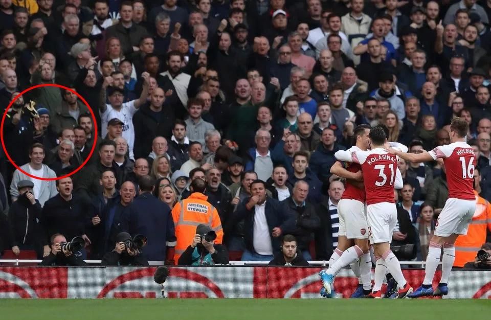 Tottenham fans throwing banana vs Arsenal