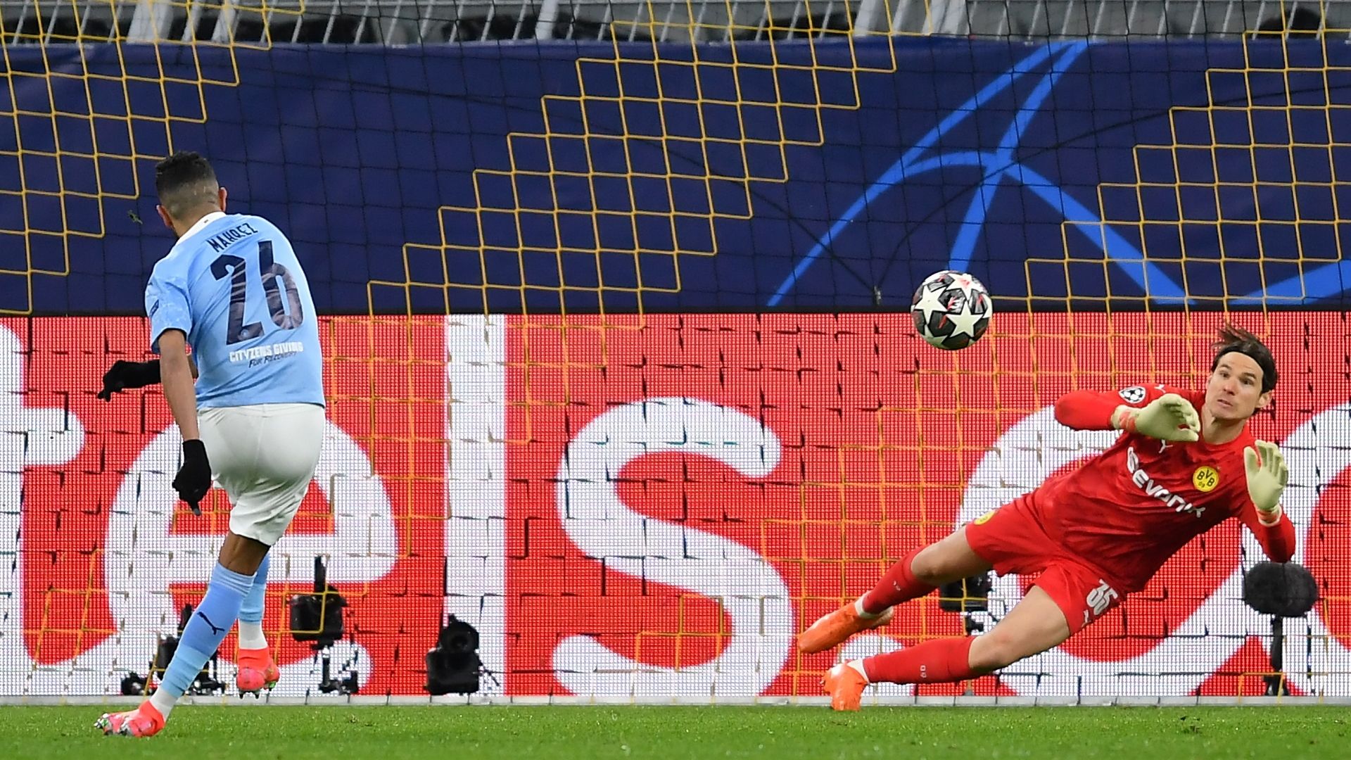 Riyad Mahrez, Marwin Hitz, Dortmund vs Man City