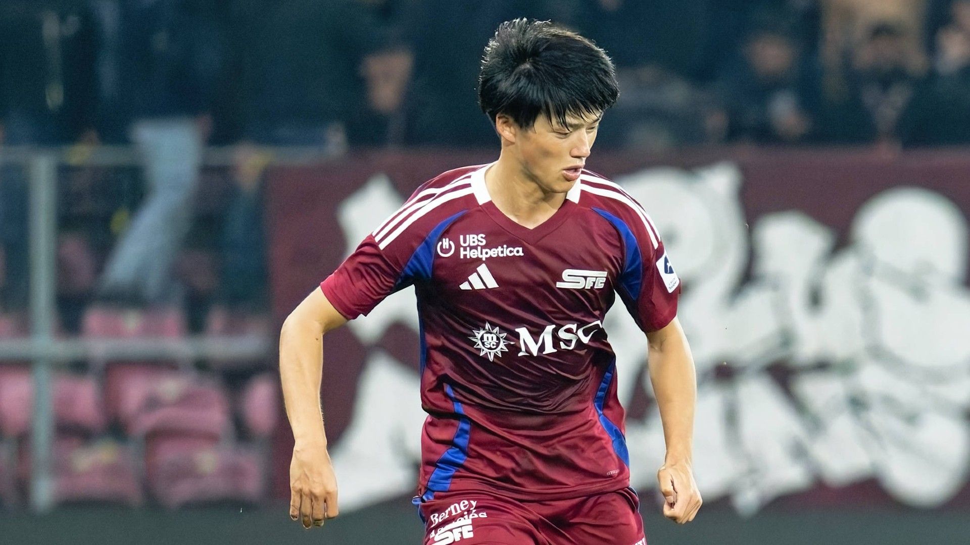 Keigo Tsunemoto (3 Servette FC) controls the ball