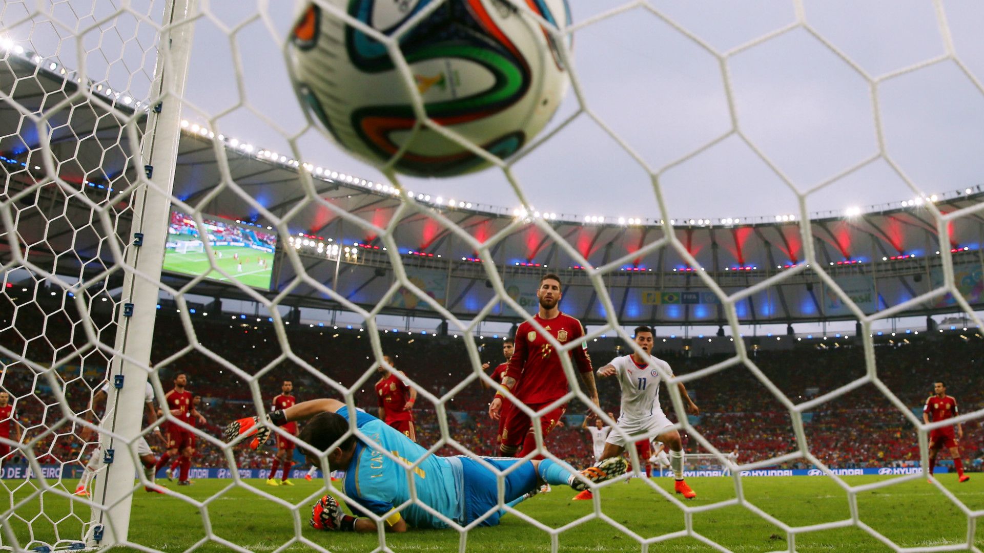 Iker Casillas Charles Aranguiz Spain Chile World Cup 18062014