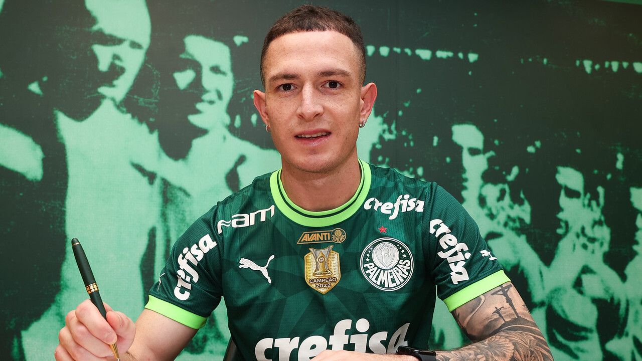 Anibal Moreno, assinando pelo Palmeiras