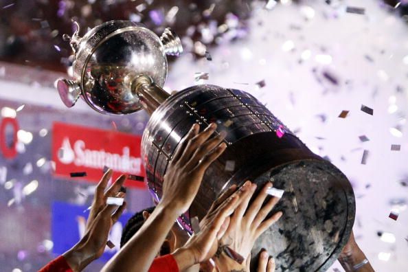 El preciado trofeo de la Copa Libertadores.