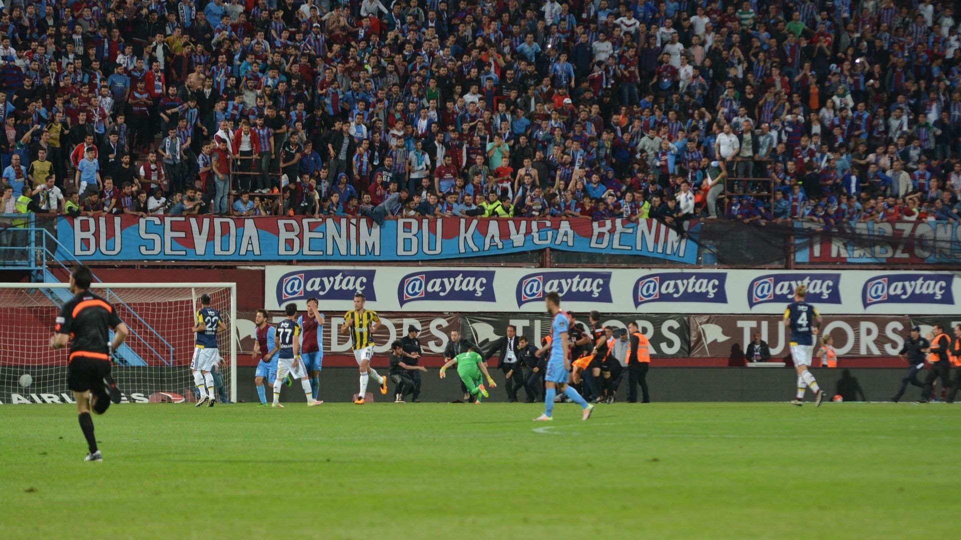 Trabzonspor Fenerbahce pitch invasion 04242016
