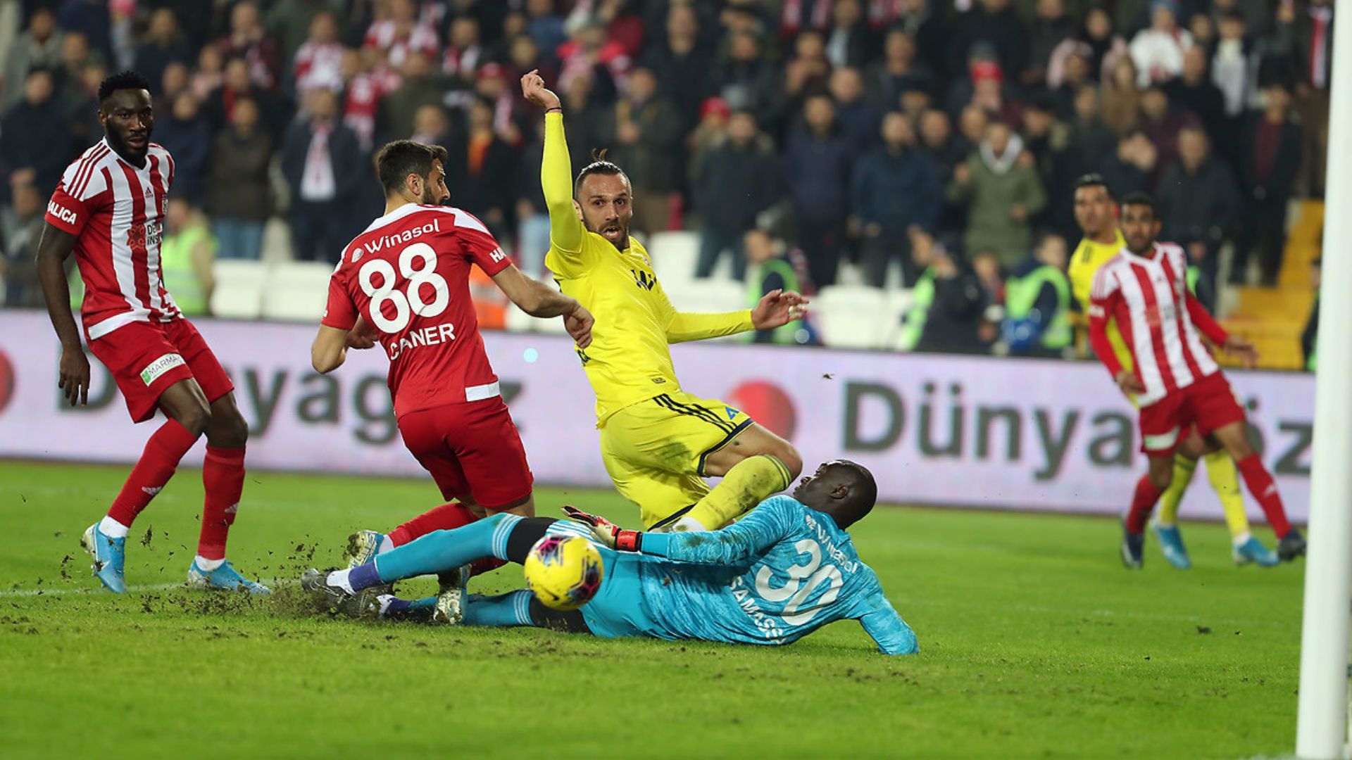 Vedat Muriqi Sivasspor v Fenerbahce 12152019
