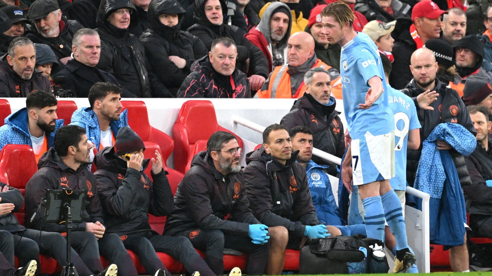 Kevin De Bruyne complains Manchester City bench 2023-24 