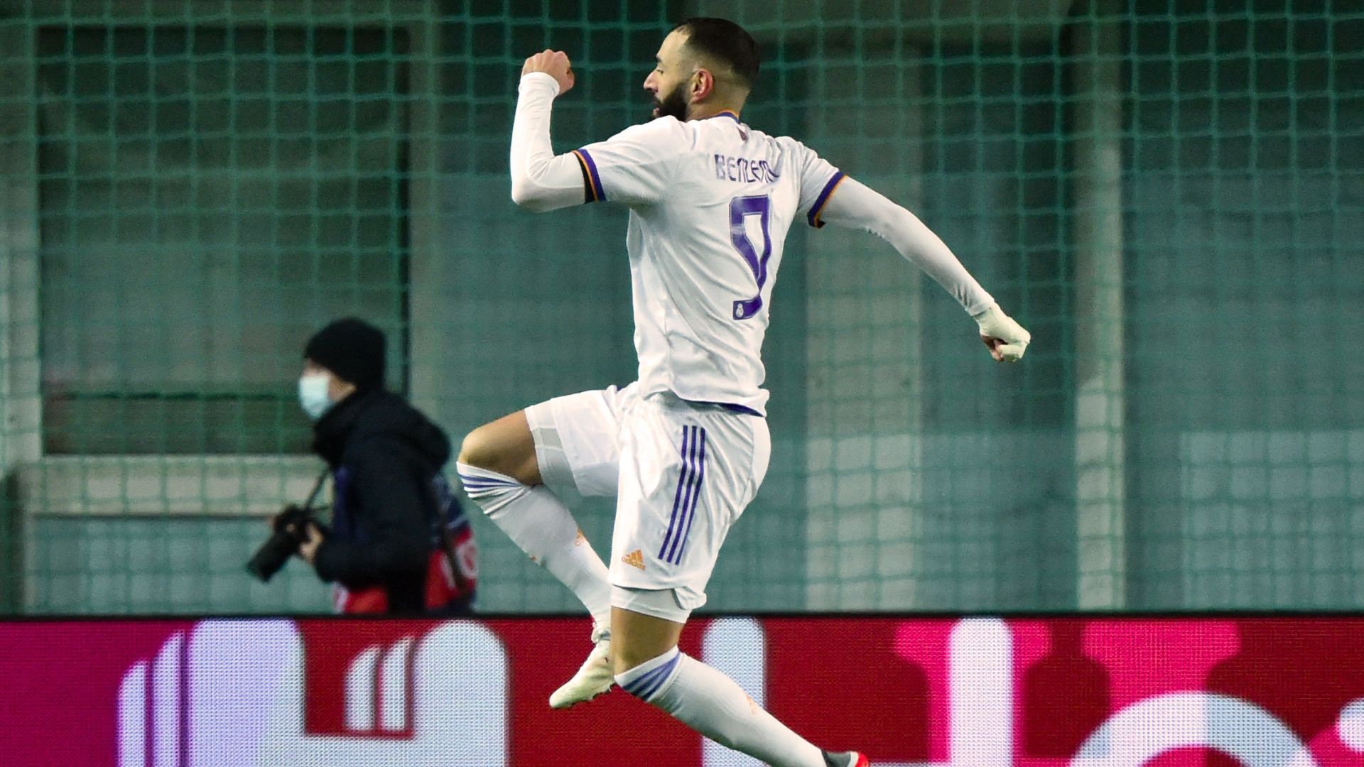 Karim Benzema celebra un gol con el Real Madrid en la Champions