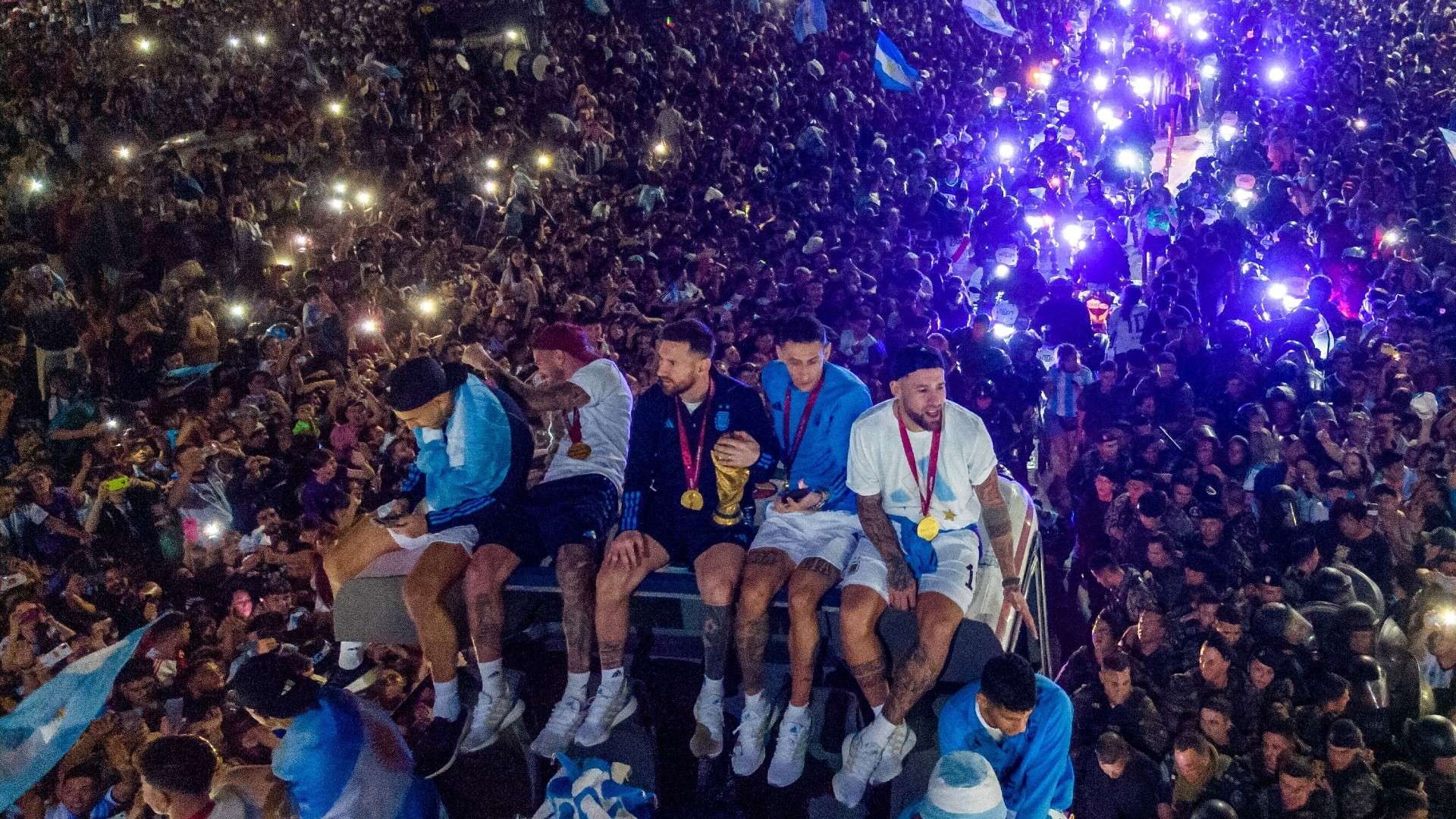 Messi-Argentina-squad-homecoming-World-Cup-trophy