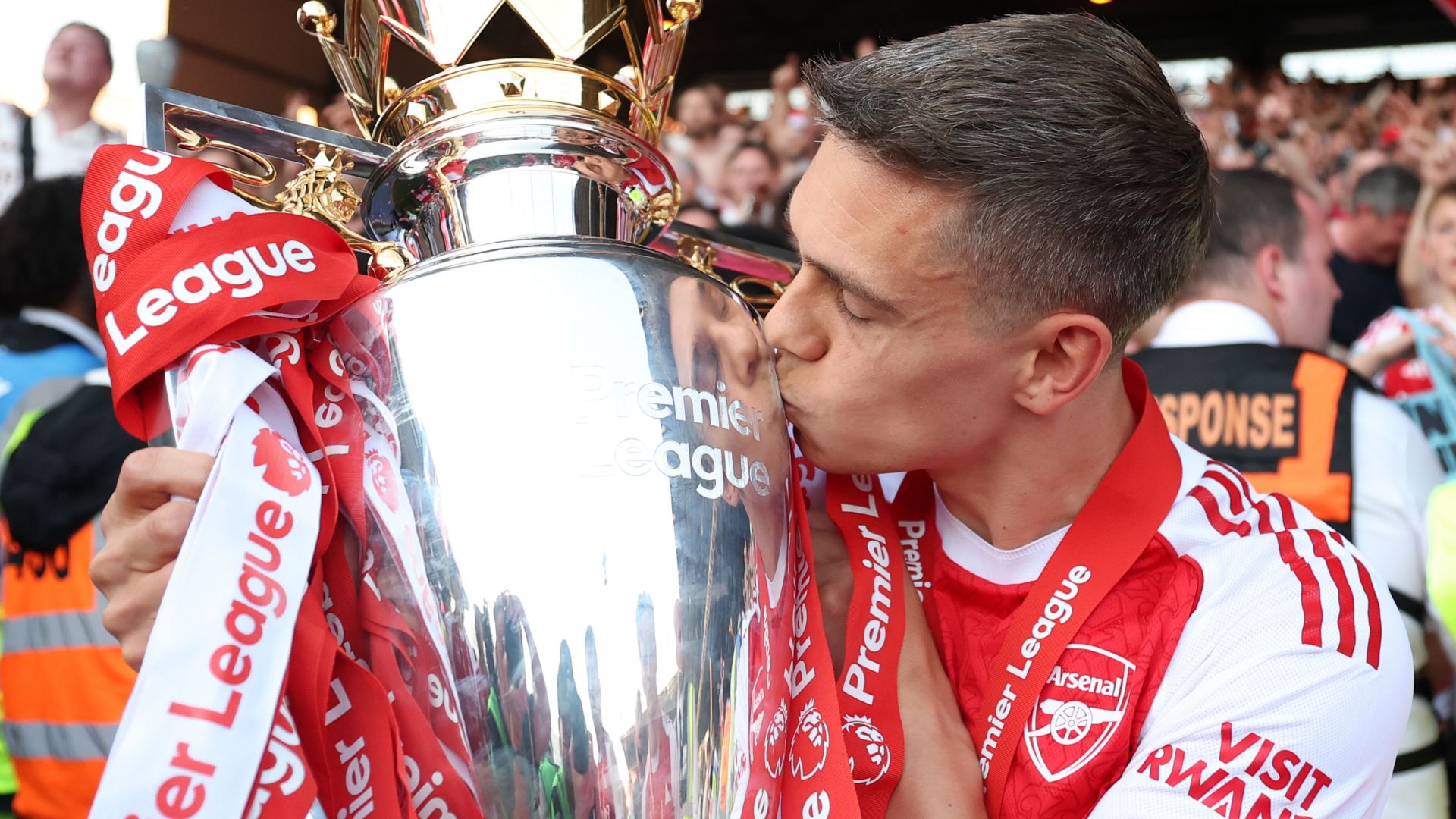Leandro Trossard Arsenal 2025-26 Premier League trophy