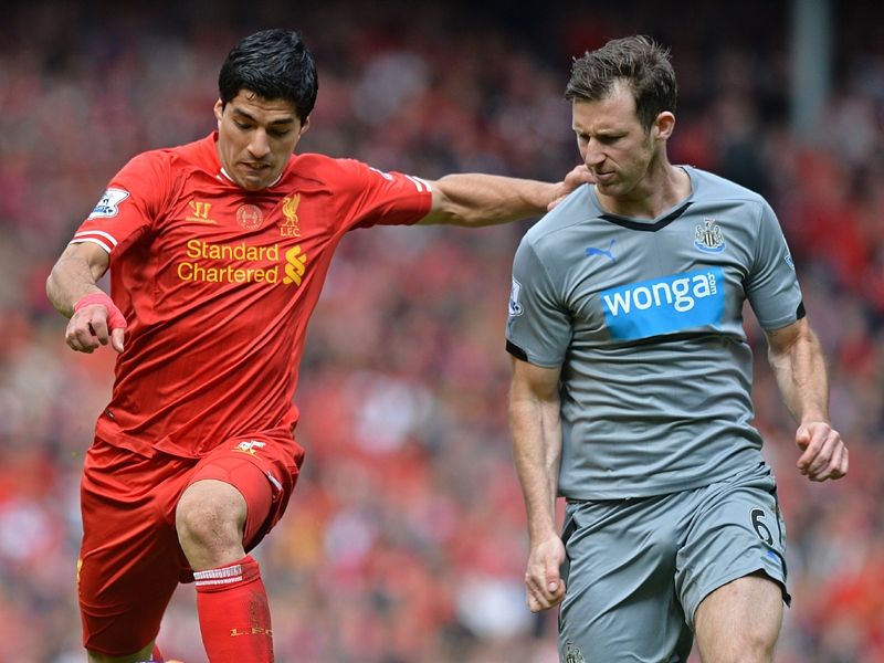 Luis Suarez Mike Williamson Liverpool  Newcastle United  05112014