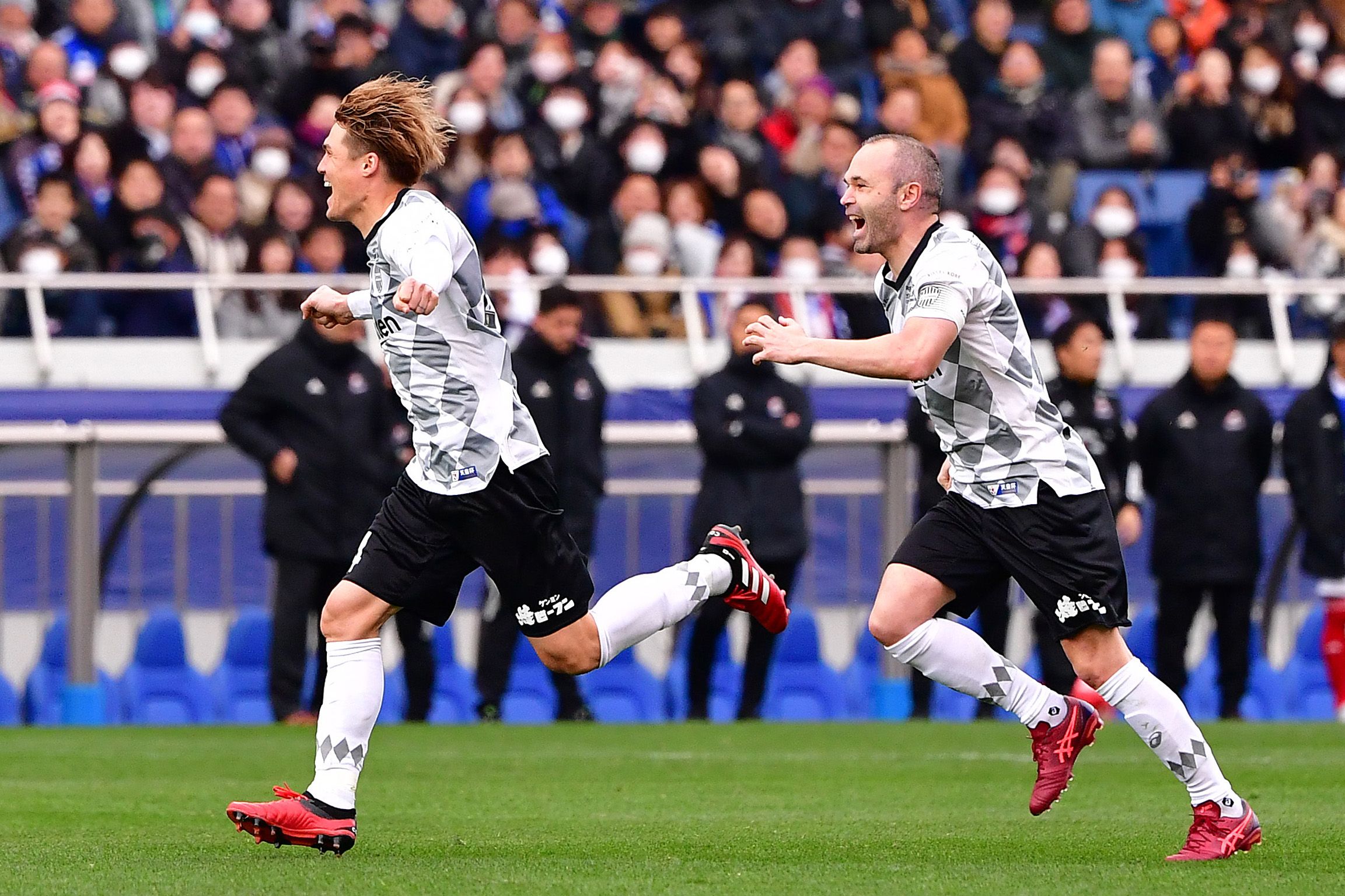 Andrés Iniesta comemora conquista da Supercopa do Japão