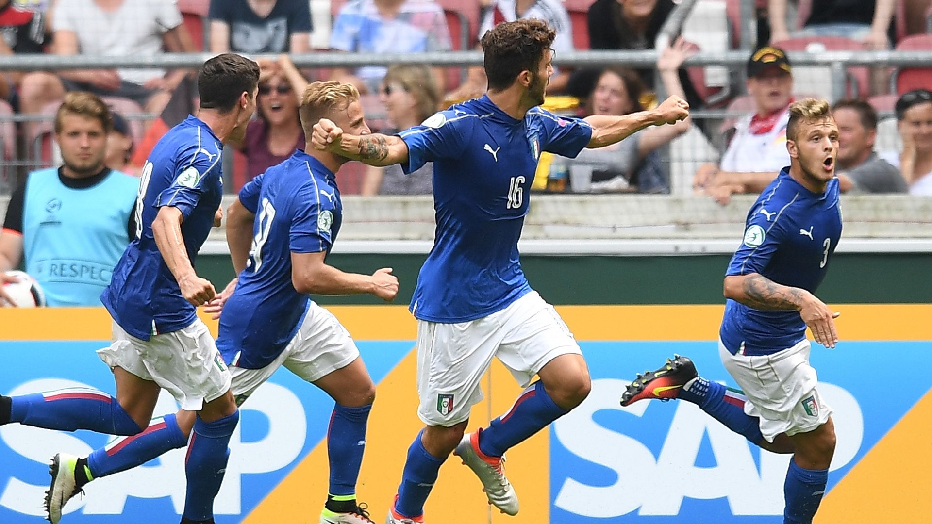 Italy U19 players celebrating