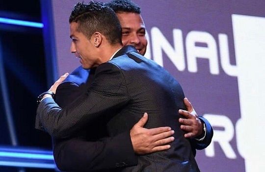 2017 더 베스트 풋볼 어워드에서 포옹 중인 호나우두와 호날두. 사진=호나우두 인스타그램