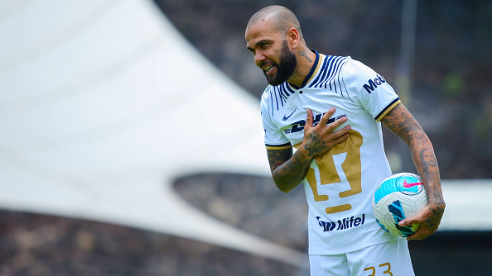 Dani Alves en su presentación con Pumas