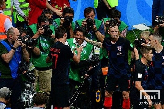 크로아티아 선수들 사이에 깔려있던 AFP통신 사진기자 유리 코르테스(가운데). 사진=게티이미지