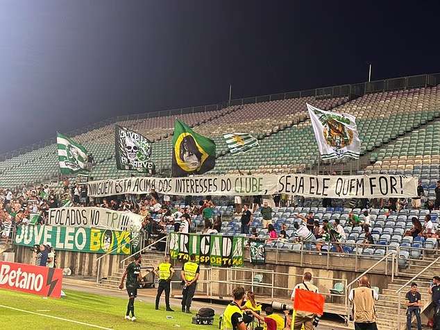 Sporting CP fans unveil anti-Gyokeres banners