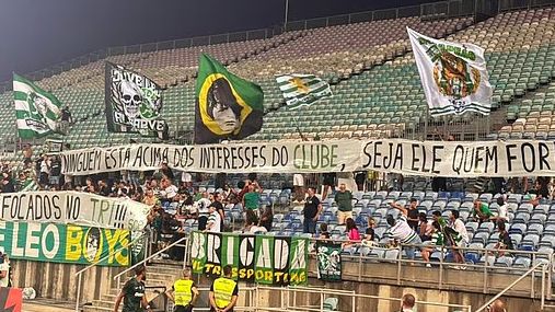 Sporting CP fans unveil anti-Gyokeres banners