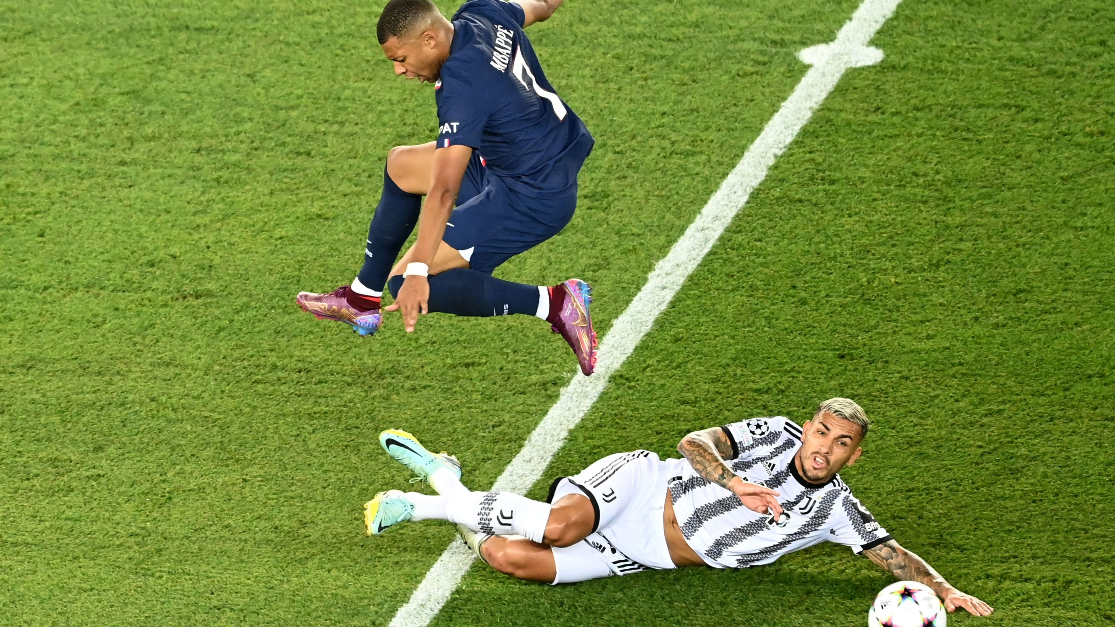 Paredes Mbappe Juventus vs PSG 2022