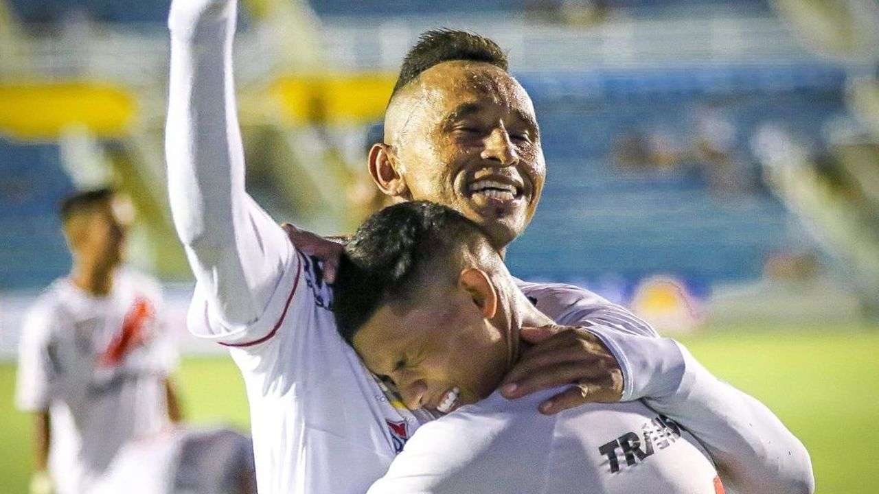 Ciel e Erick Pulga, do Ferroviário, comemoram durante a temporada 2023