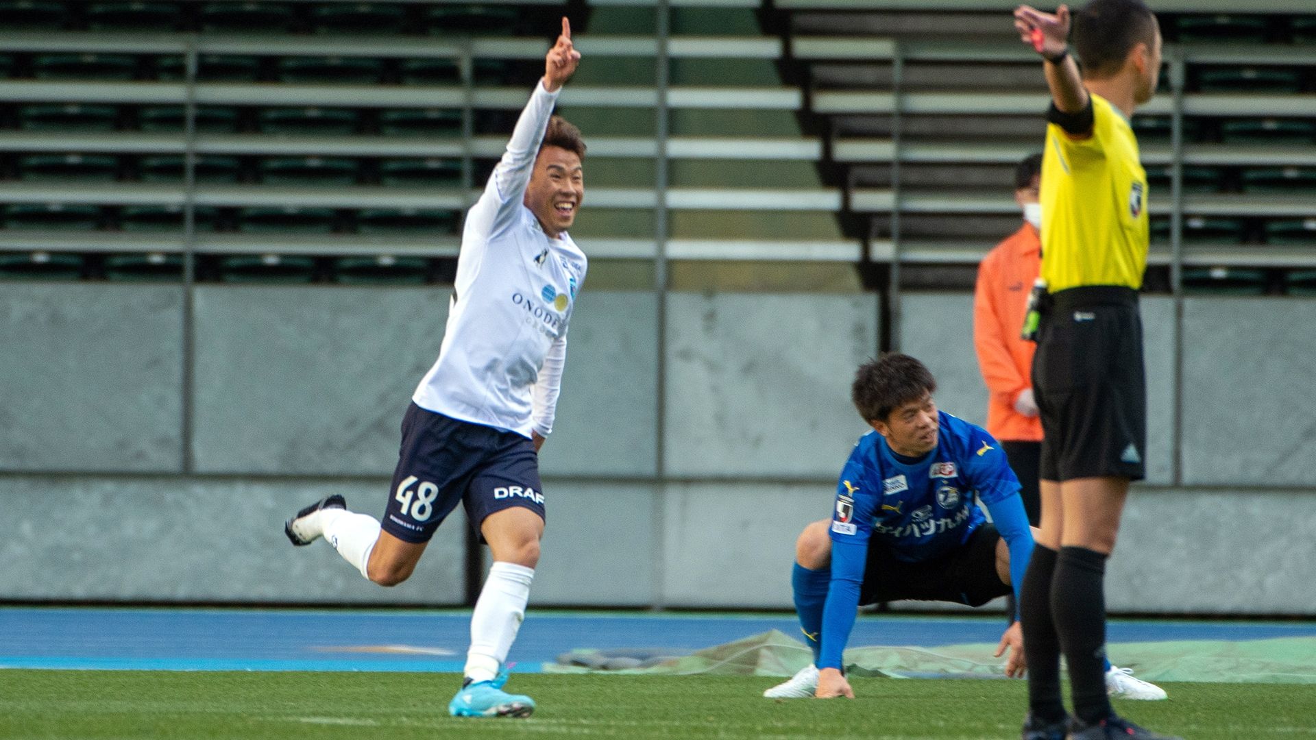 動画】Jリーグで珍事！ 横浜FCの山下諒也が衝撃の“素足ゴール”「ある