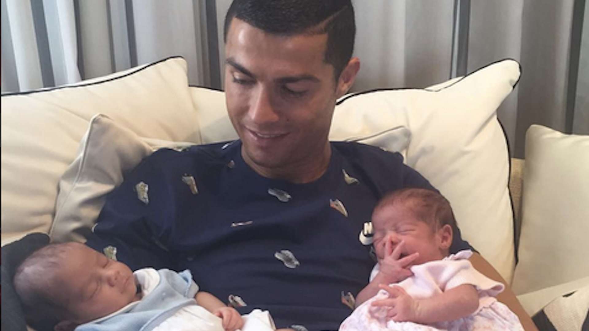 Cristiano Ronaldo con sus mellizos