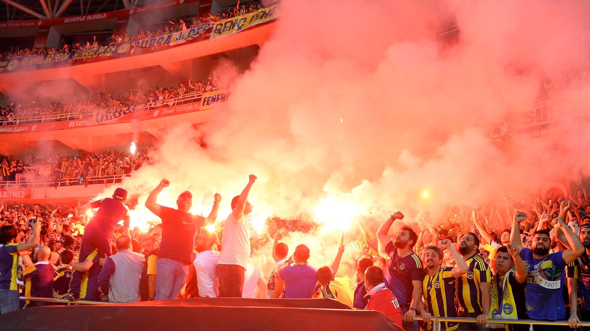 GALATASARAY FENERBAHCE FANS PYRO ZTK 26052016