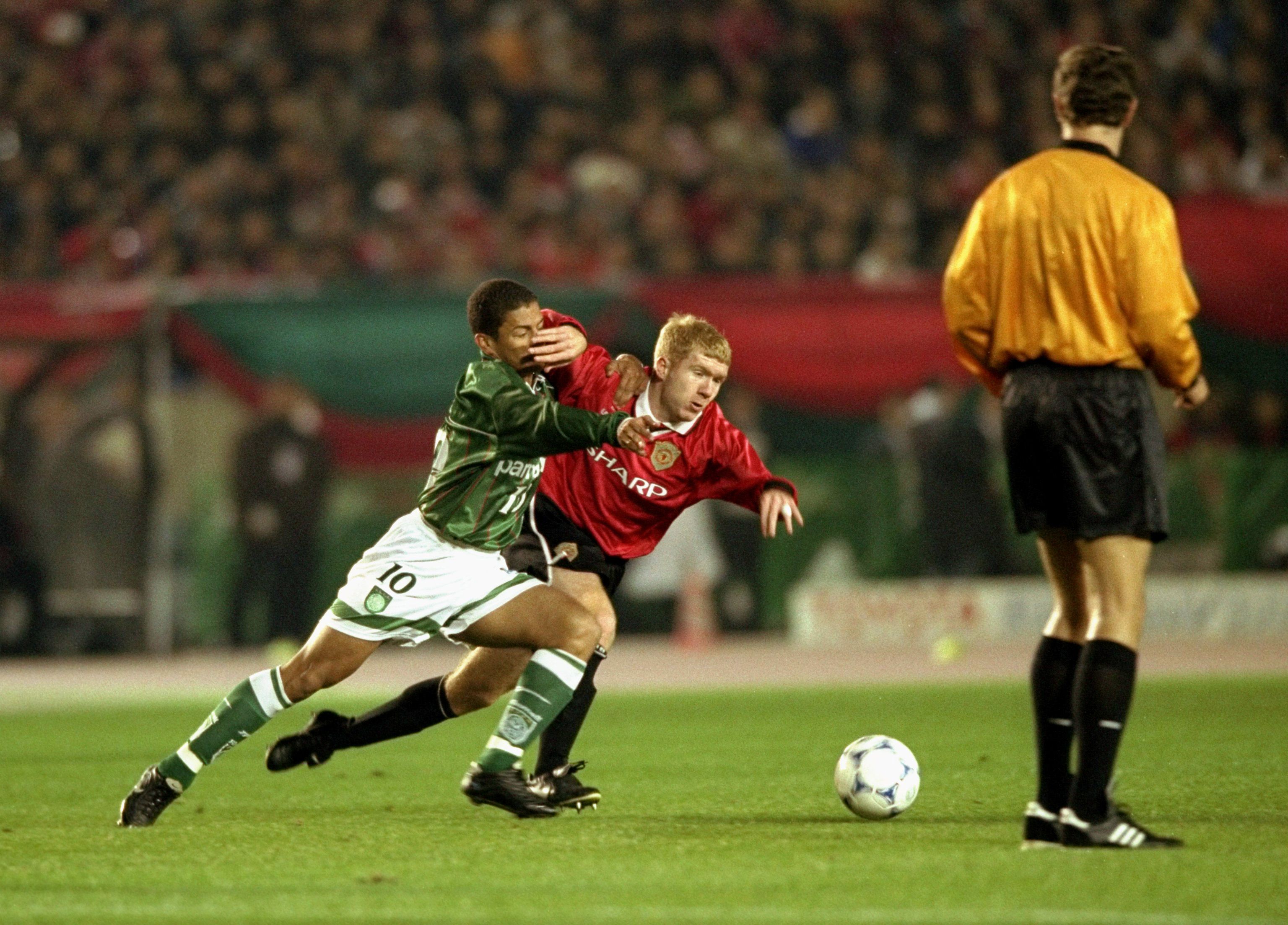 Alex e Paul Scholes disputam bola no Mundial Interclubes de 1999