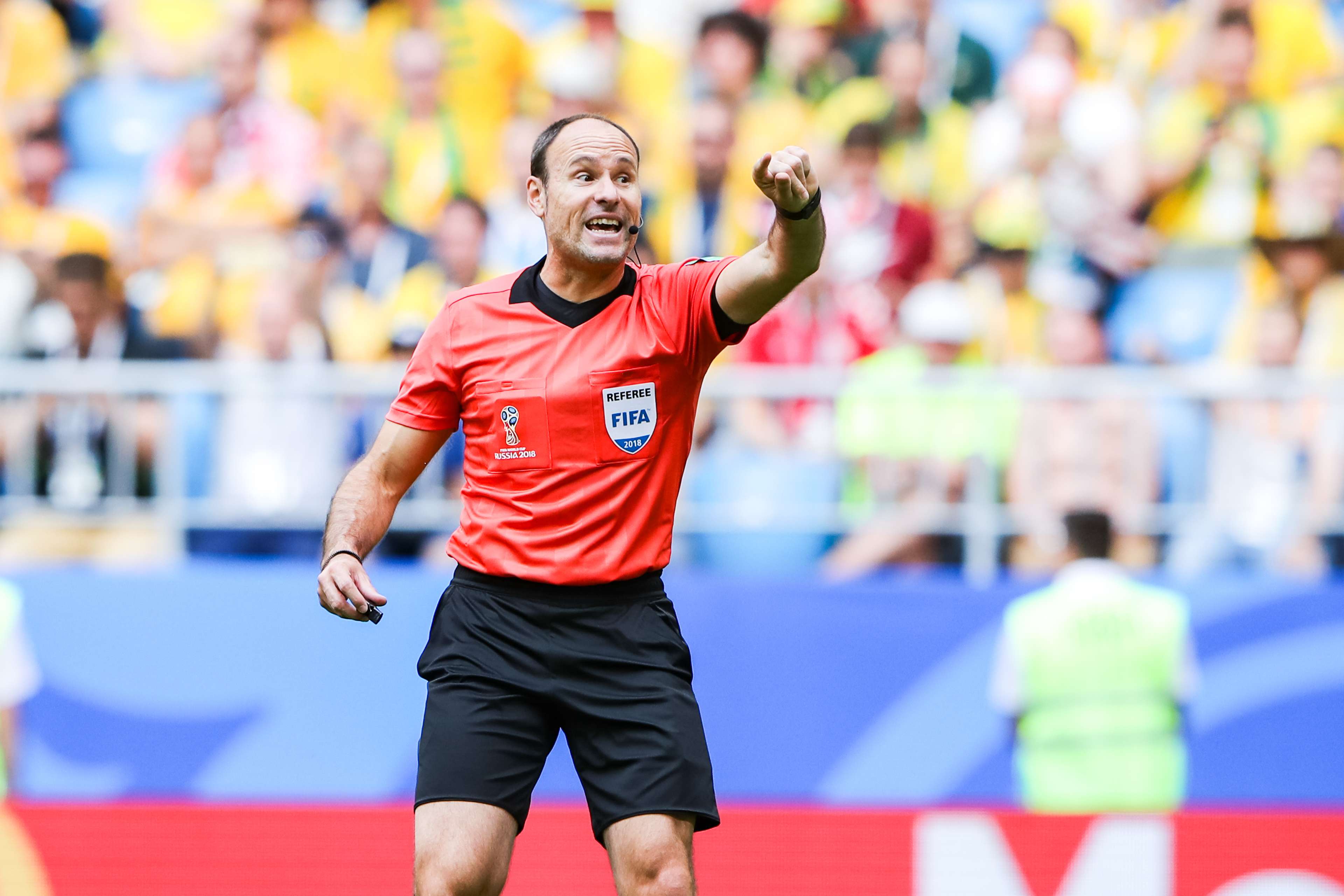 Mateu Lahoz refereeing
