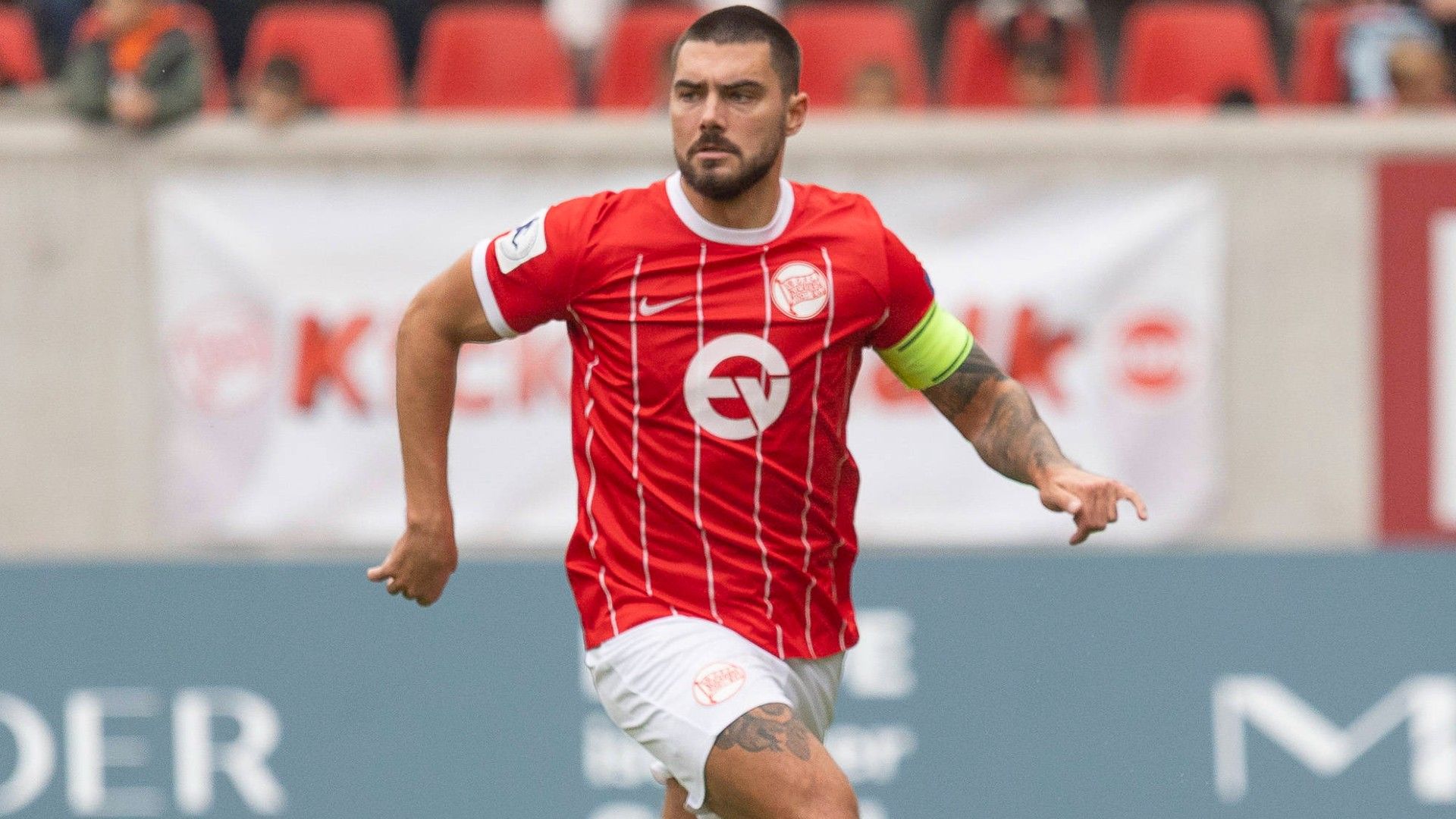 Maximilian Rossmann (Kickers Offenbach 3) am Ball 