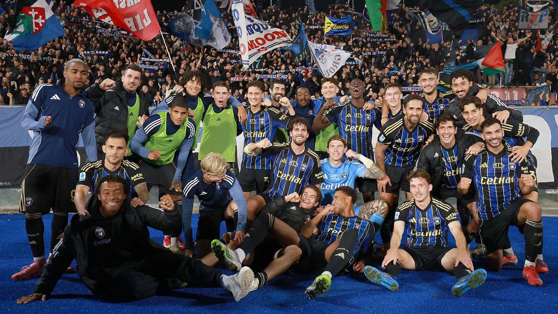 Pisa players celebrating Pisa Cremonese Serie A