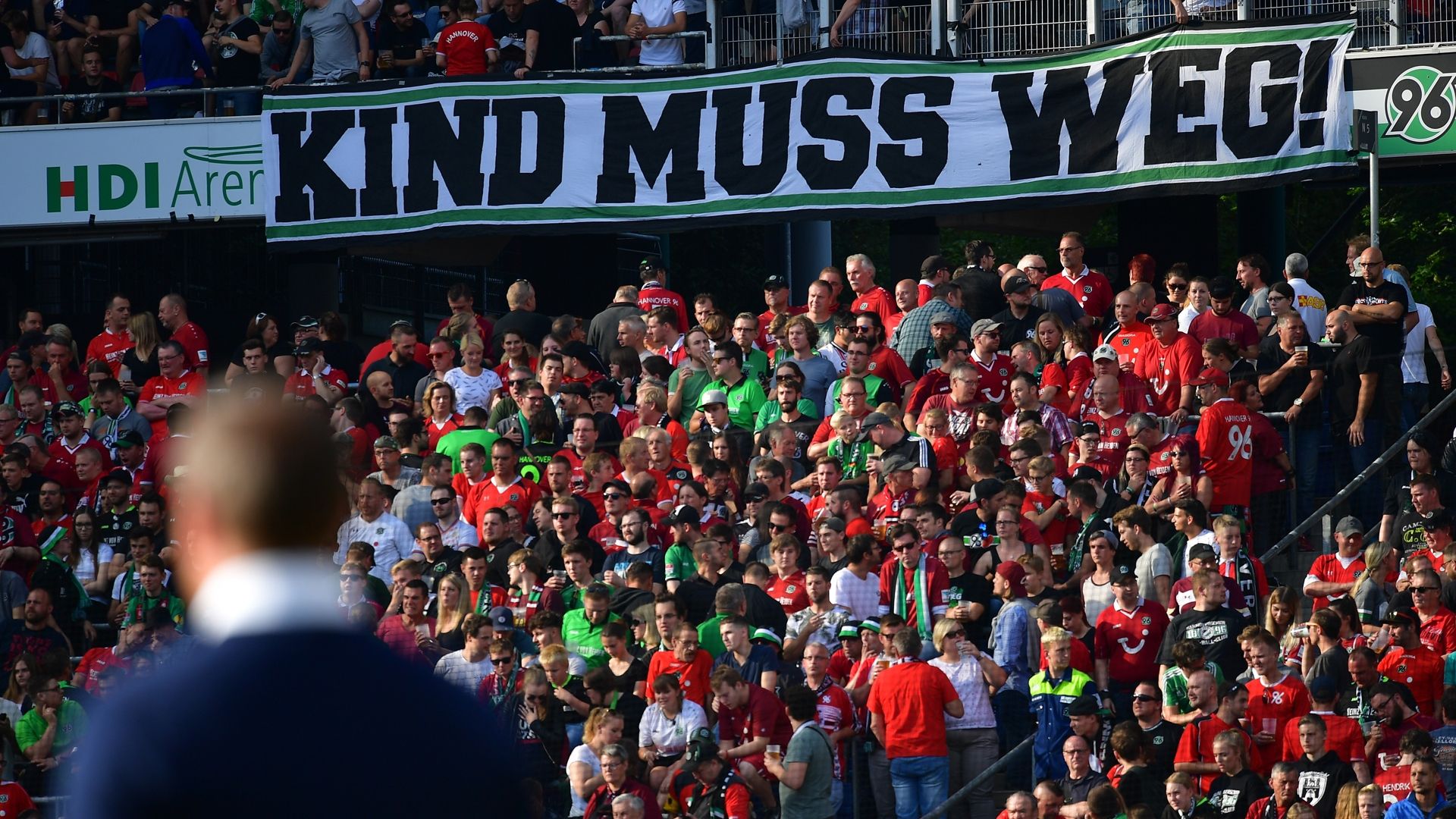 Hannover Kind Protest Schalke Bundesliga 08272017
