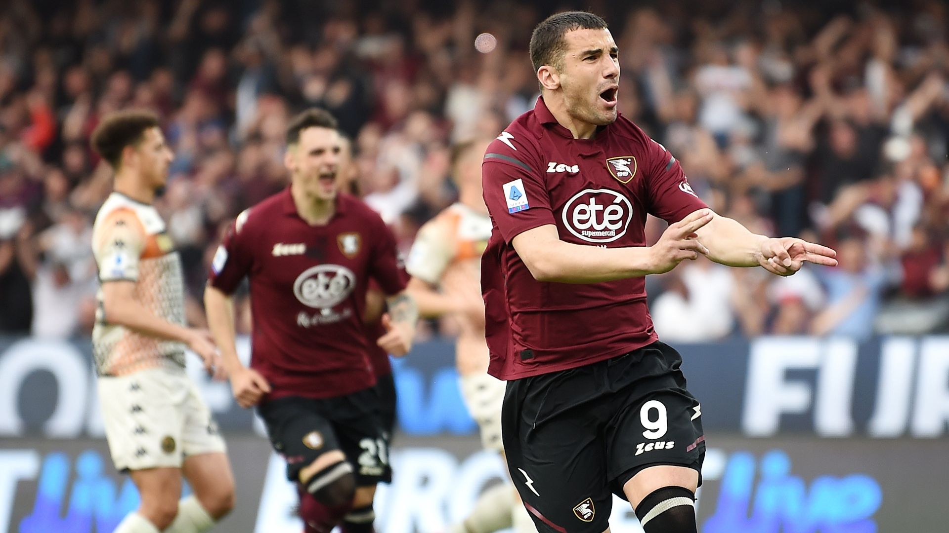 Bonazzoli Salernitana celebrating Venezia Serie A