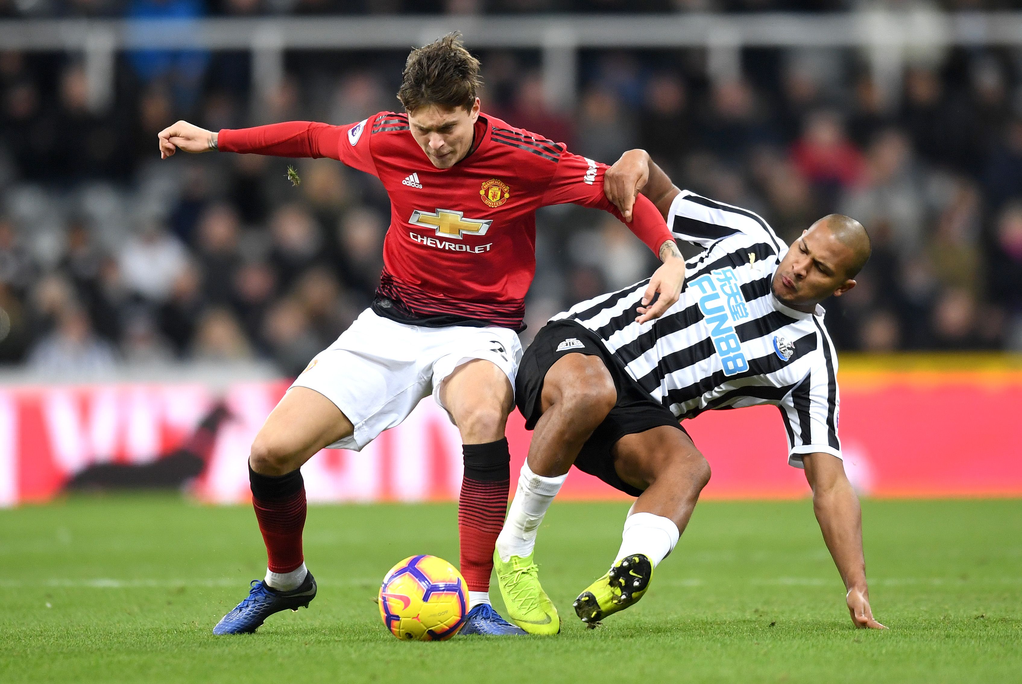 Victor Lindelöf & Salomón Rondón - Newcastle United v Manchester United