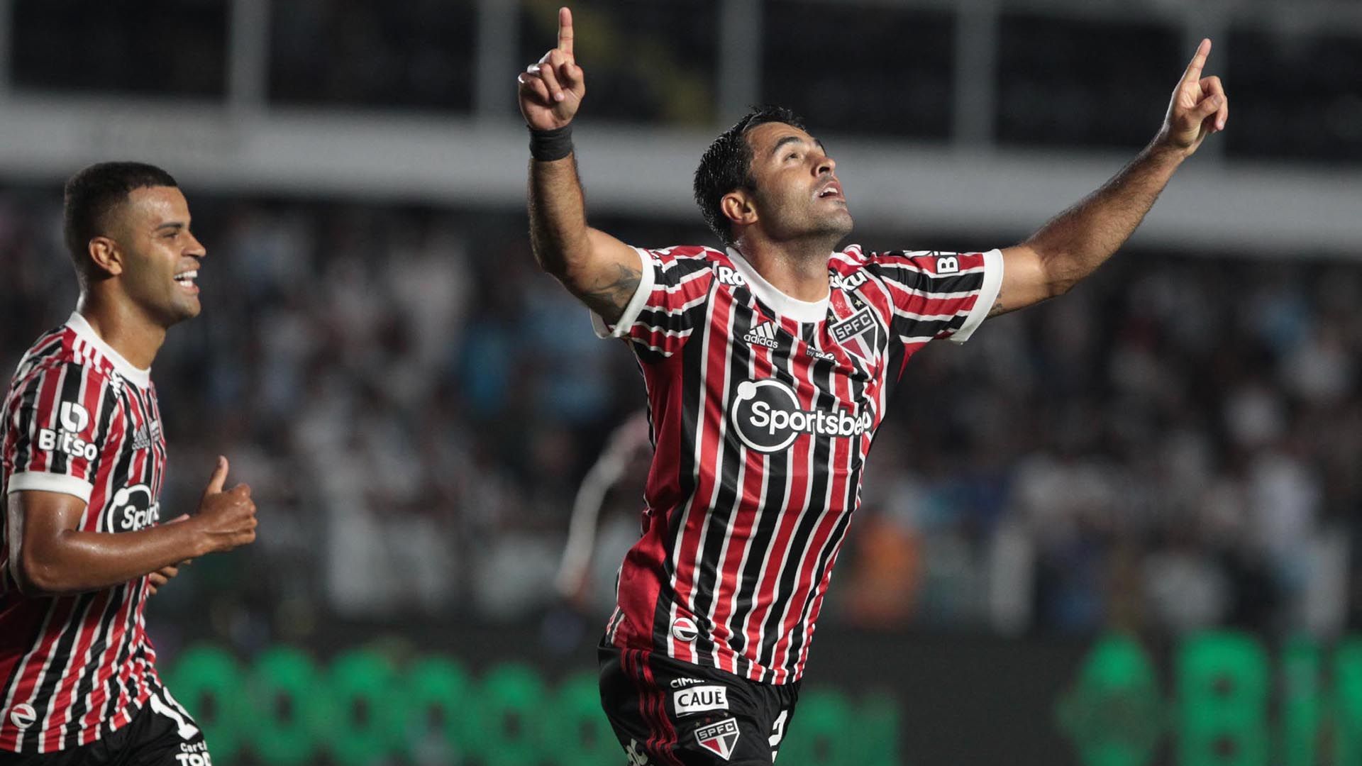 Eder comemora gol em Santos x São Paulo