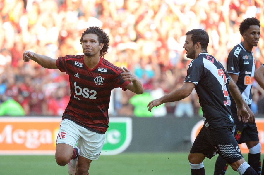 Arão comemora gol na vitória do Flamengo sobre o Vasco
