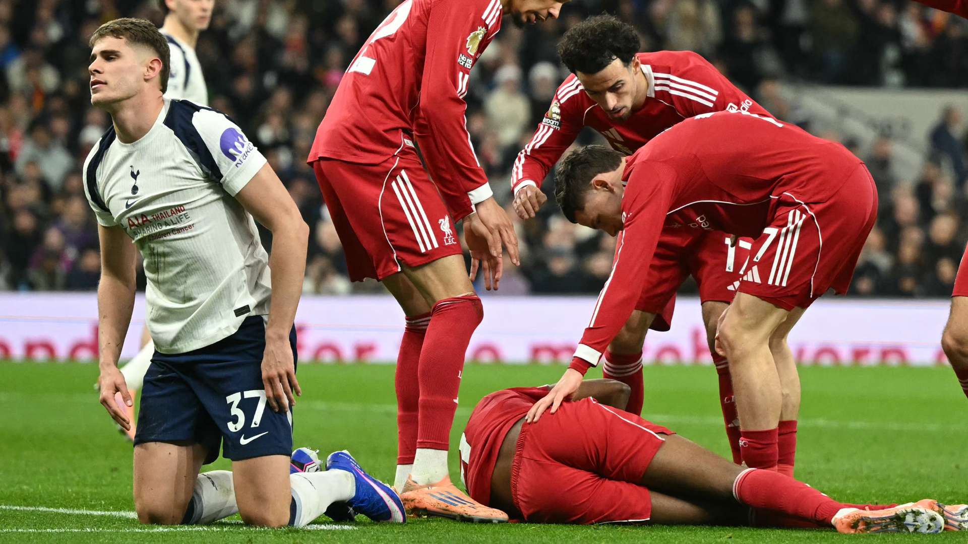 tottenham-micky-van-de-ven-liverpool-alexander-isak