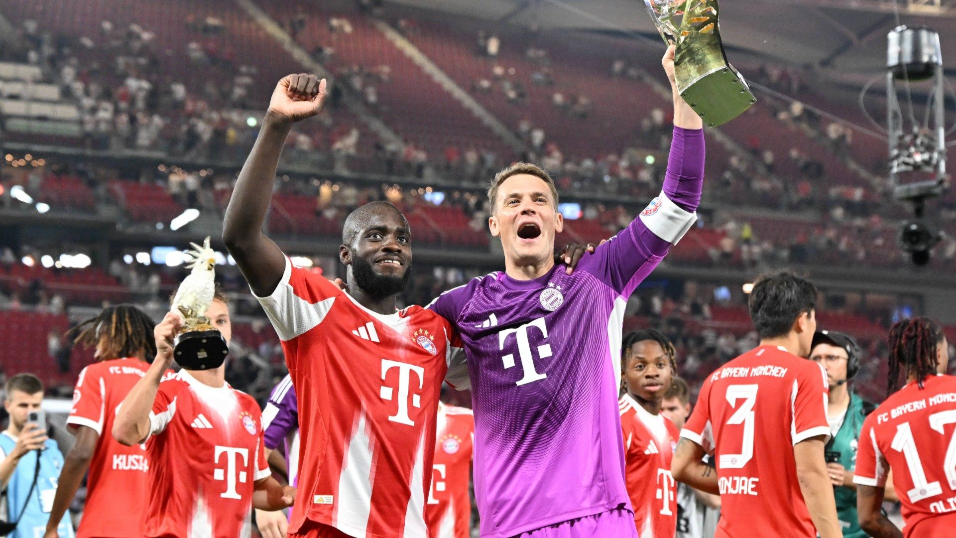 Dayot Upamecano Manuel Neuer FC Bayern 2025