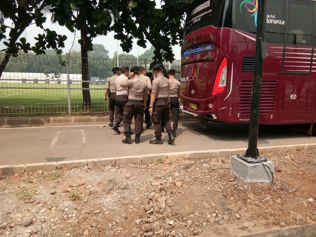 Polisi menjaga latihan timnas Indonesia U-23