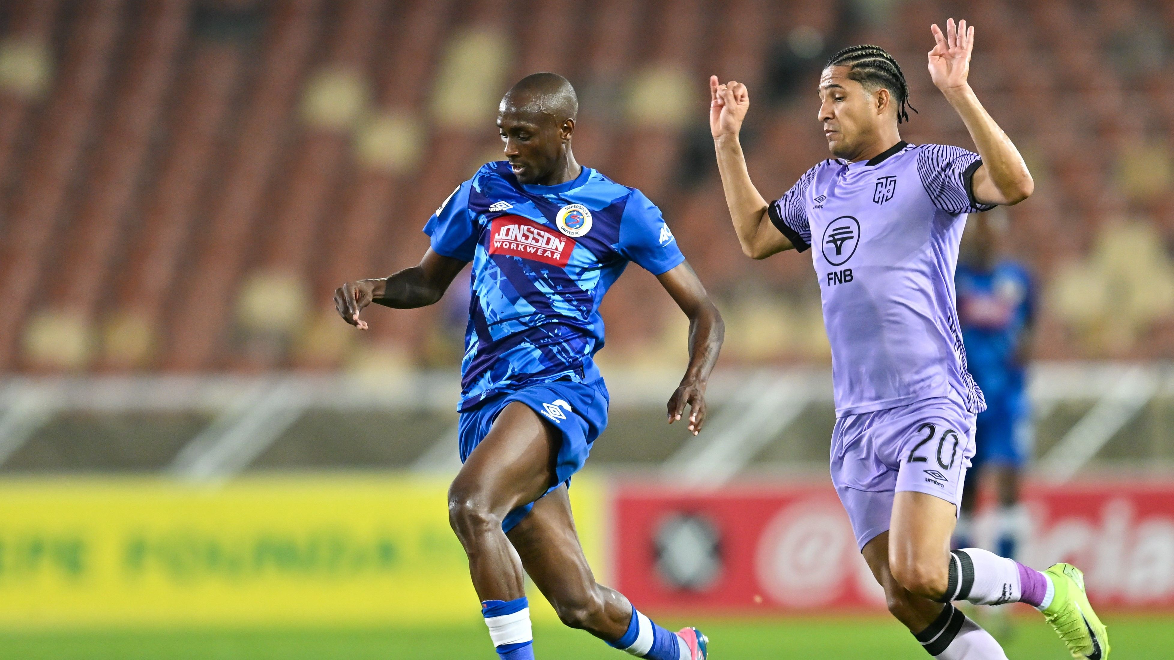 Nyikko Mobbie of SuperSport United challenges Darwin Gonzalez of Cape Town City