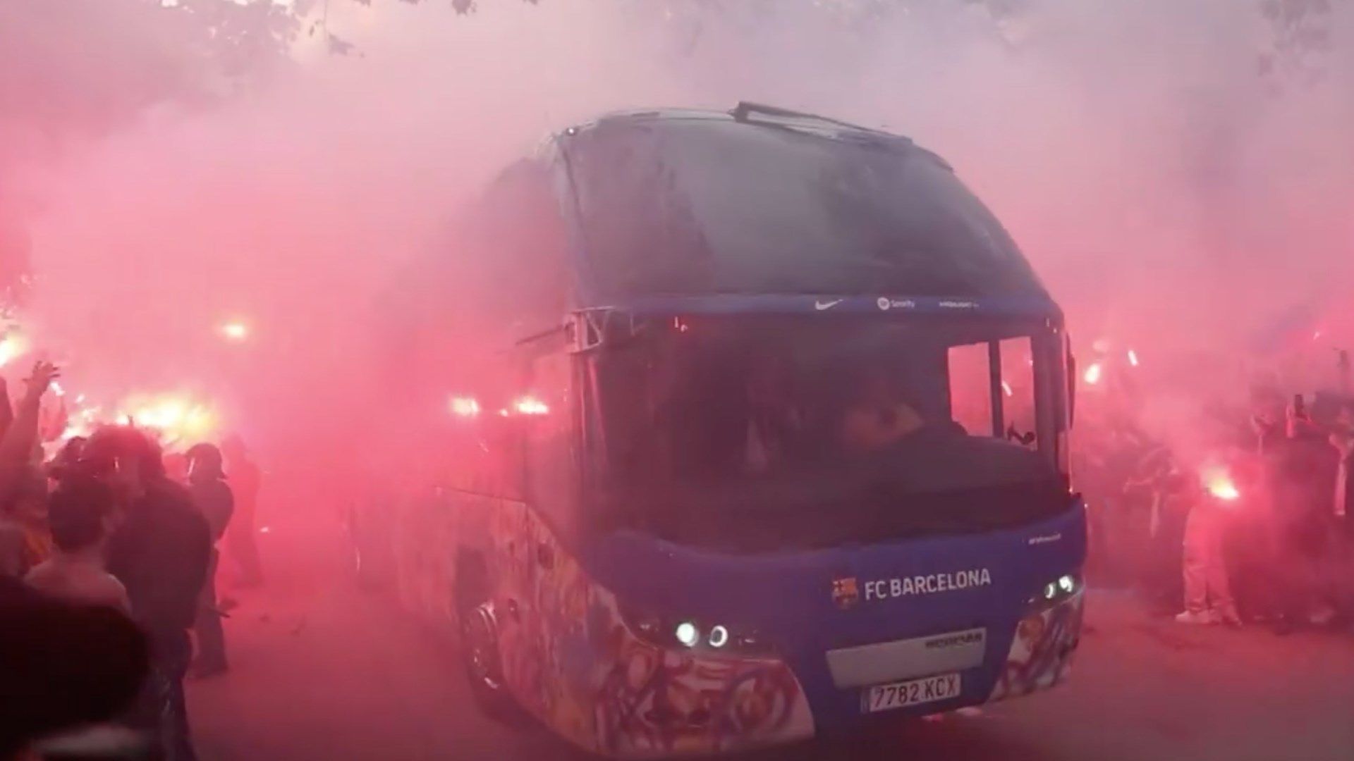 Vor Duell mit PSG: Fans des FC Barcelona schmeißen Steine auf eigenen Bus