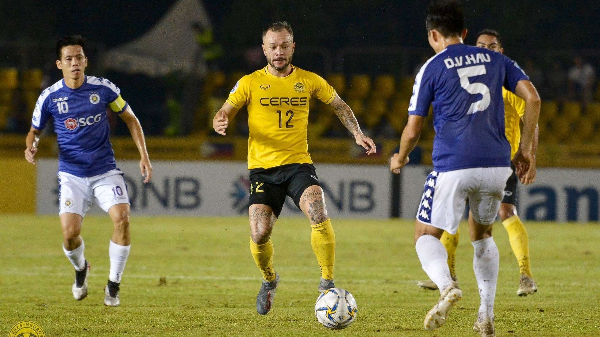 Stephan Schrock vs Nguyen Van Quyet - Doan Van Hau Ceres Negros vs Ha Noi FC AFC Cup 2019