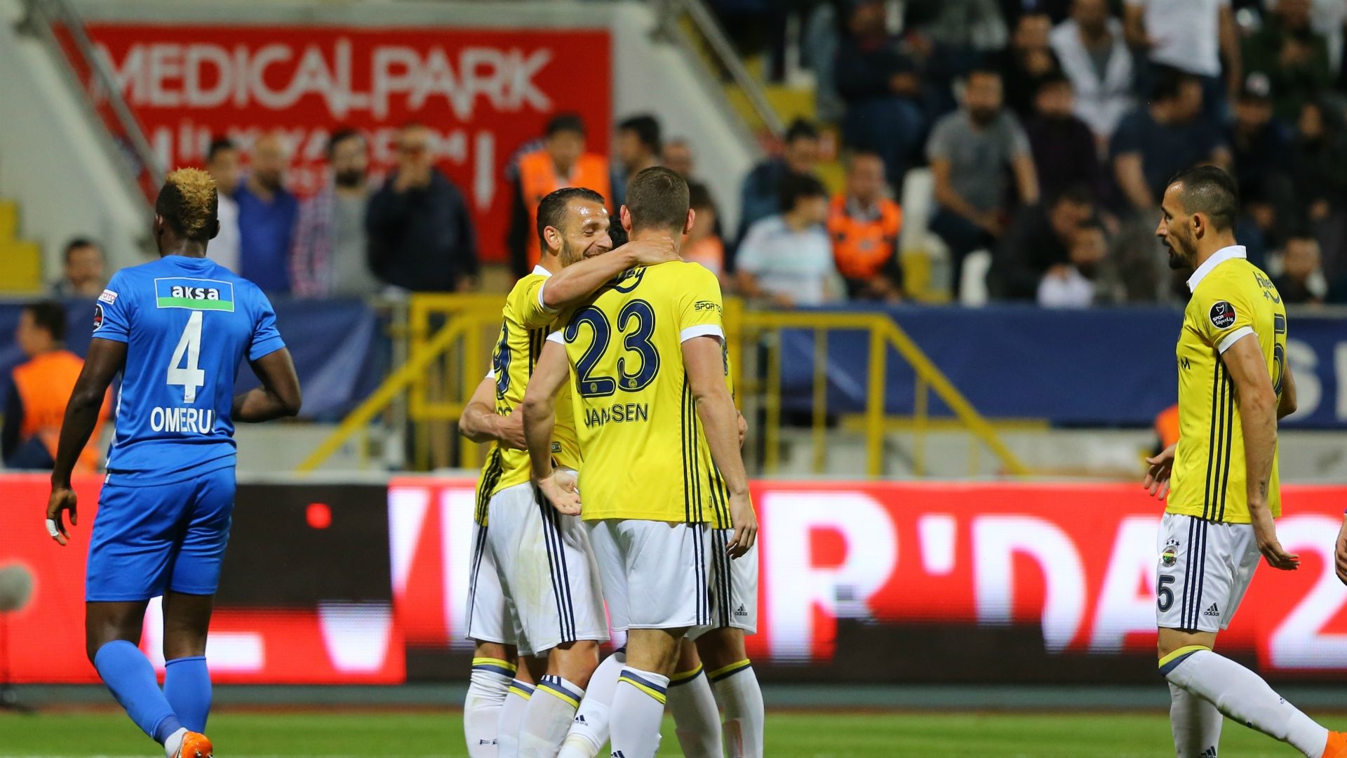 Kasimpasa Fenerbahce Celebration 28.0418
