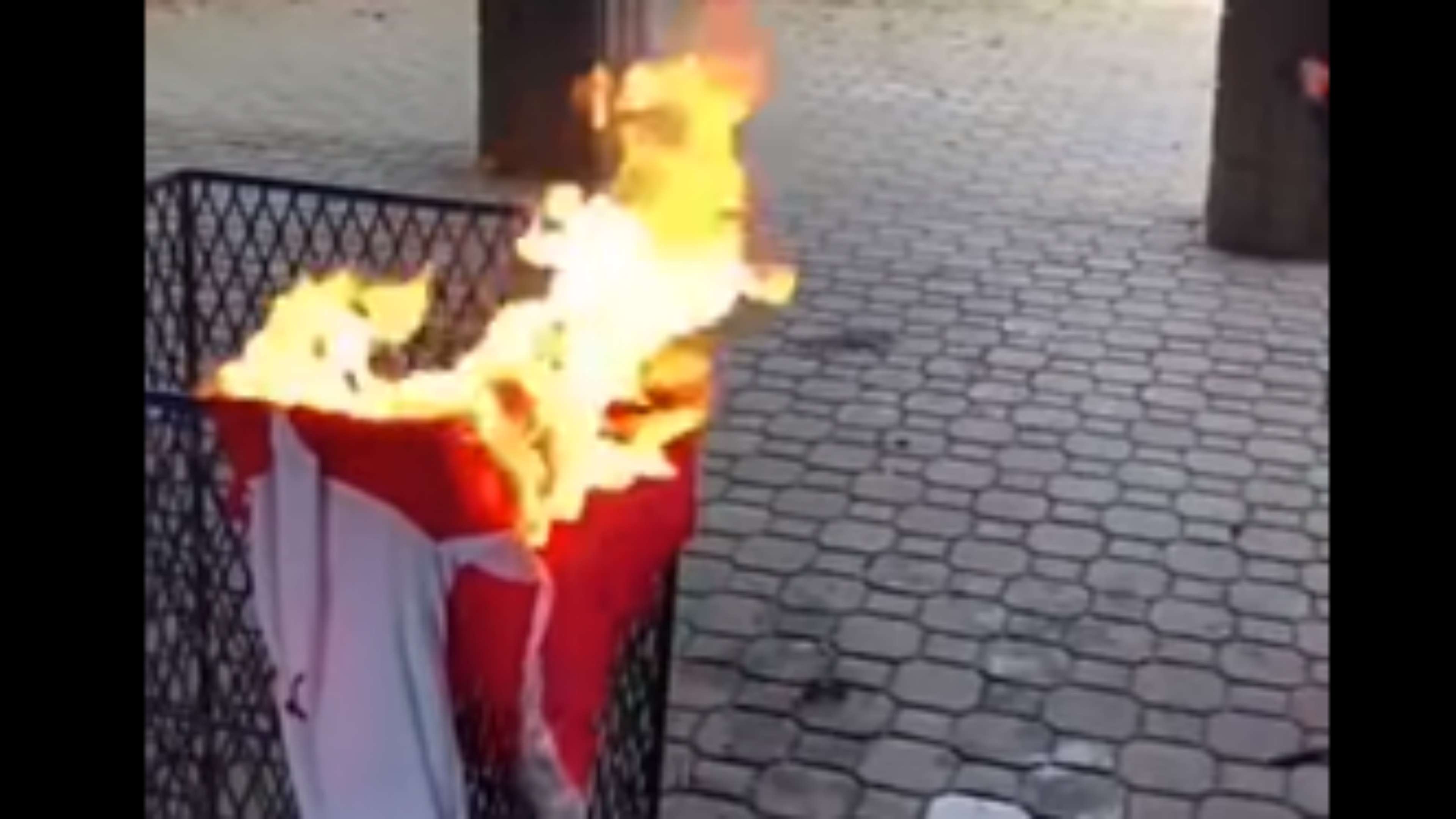 camiseta de Arsenal de Alexis Sánchez, quemada